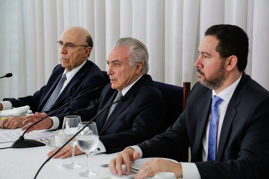 Incapaz de reanimar a economia depois de mais de sete meses de governo, Michel Temer, que é rejeitado por 77% dos brasileiros, fará um pronunciamento neste sábado, 24, véspera de Natal, em que tentará convencer os brasileiros de que 2017 será um ano de prosperidade; no que depender da economia, entretanto, já se sabe que 2017, assim como 2016, será um ano perdido, com projeção de crescimento próximo de zero, segundo o Banco Central (Foto: Aquiles Lins) Incapaz de reanimar a economia depois de mais de sete meses de governo, Michel Temer, que é rejeitado por 77% dos brasileiros, fará um pronunciamento neste sábado, 24, véspera de Natal, em que tentará convencer os brasileiros de que 2017 será um ano de prosperidade; no que depender da economia, entretanto, já se sabe que 2017, assim como 2016, será um ano perdido, com projeção de crescimento próximo de zero, segundo o Banco Central