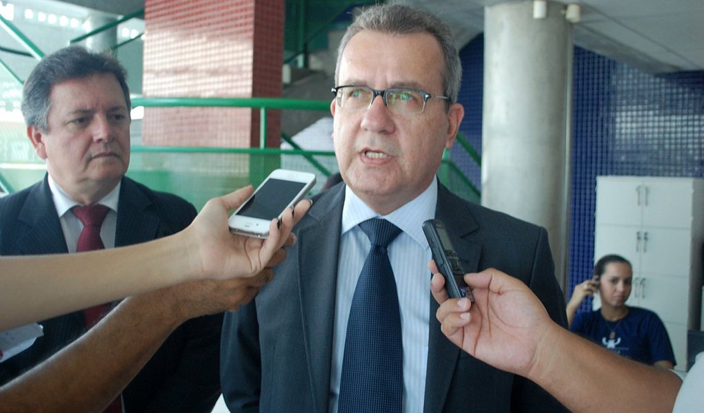 Desembargador do Tribunal de Justiça de Sergipe Cezário Siqueira Neto negou recurso impetrado pelo Whatsapp pra liberar o uso do aplicativo no Brasil; com isso, o bloqueio do serviço de mensagens instantâneas por um prazo de 72 horas, iniciado nesta segunda-feira (2), fica mantido até a quinta-feira (5) (Foto: Paulo Emílio) Desembargador do Tribunal de Justiça de Sergipe Cezário Siqueira Neto negou recurso impetrado pelo Whatsapp pra liberar o uso do aplicativo no Brasil; com isso, o bloqueio do serviço de mensagens instantâneas por um prazo de 72 horas, iniciado nesta segunda-feira (2), fica mantido até a quinta-feira (5)