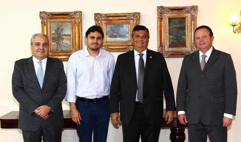 Com o objetivo de unir esforços em torno da conclusão das obras de duplicação da BR-135, o governador Flávio Dino e o líder da Bancada Federal do Maranhão, deputado federal Juscelino Filho, estiveram reunidos no Palácio dos Leões; ficou estabelecida a participação do executivo estadual na reunião da Bancada Federal que vai tratar da cobrança, junto ao governo Federal, do término da obra que se arrasta há quatro anos; única via de acesso terrestre para a cidade de São Luís, a BR-135, no trecho do Estreito dos Mosquitos até Bacabeira, está em processo de duplicação desde 2012; é cenário permanente de acidentes, como o registrado no último domingo (3), quando oito pessoas morreram no choque entre uma caçamba e um carro de passeio (Foto: Leonardo Lucena) Com o objetivo de unir esforços em torno da conclusão das obras de duplicação da BR-135, o governador Flávio Dino e o líder da Bancada Federal do Maranhão, deputado federal Juscelino Filho, estiveram reunidos no Palácio dos Leões; ficou estabelecida a participação do executivo estadual na reunião da Bancada Federal que vai tratar da cobrança, junto ao governo Federal, do término da obra que se arrasta há quatro anos; única via de acesso terrestre para a cidade de São Luís, a BR-135, no trecho do Estreito dos Mosquitos até Bacabeira, está em processo de duplicação desde 2012; é cenário permanente de acidentes, como o registrado no último domingo (3), quando oito pessoas morreram no choque entre uma caçamba e um carro de passeio