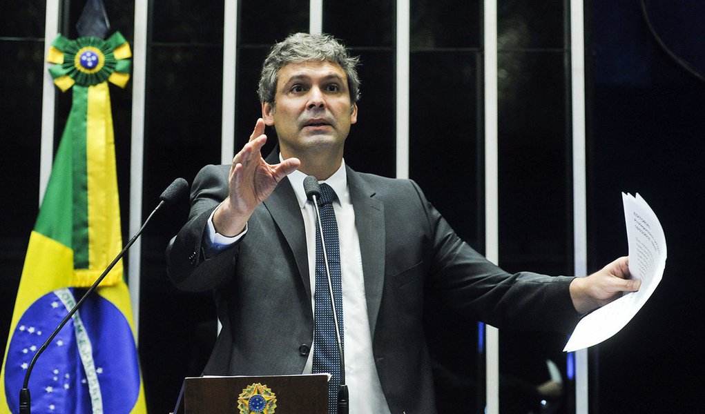 O senador Lindbergh Farias (PT-RJ) atribuiu a crise política a um “movimento golpista” e avaliou que o governo da presidente Dilma sofre ataques de um “Estado policial” que atua acima da lei e da Constituição; ao citar a revelação das conversas telefônicas de Dilma com o ex-presidente Lula, Lindbergh acusou o juiz Sérgio Moro de seguir uma agenda política e atuar como “justiceiro de bairro” sob o pretexto de combate à corrupção; para o senador, a gravação constitui uma “grosseira ilegalidade”, pois já tinha sido determinado o fim da interceptação telefônica, e atenta contra a soberania do país por envolver o sigilo da Presidência da República (Foto: Leonardo Lucena) O senador Lindbergh Farias (PT-RJ) atribuiu a crise política a um “movimento golpista” e avaliou que o governo da presidente Dilma sofre ataques de um “Estado policial” que atua acima da lei e da Constituição; ao citar a revelação das conversas telefônicas de Dilma com o ex-presidente Lula, Lindbergh acusou o juiz Sérgio Moro de seguir uma agenda política e atuar como “justiceiro de bairro” sob o pretexto de combate à corrupção; para o senador, a gravação constitui uma “grosseira ilegalidade”, pois já tinha sido determinado o fim da interceptação telefônica, e atenta contra a soberania do país por envolver o sigilo da Presidência da República