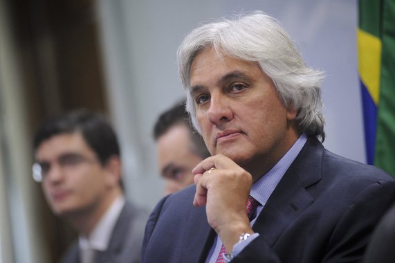 Se comprovado que ofereceu mesada de R$ 50 mil a Nestor Cerveró e sugeriu sua fuga da prisão num jato Falcon 50, o senador Delcídio Amaral (PT-MS) "não só tentou obstruir a investigação como se auto incriminou e ganhou 11 inimigos no STF", afirma Alex Solnik, colunista do 247; "Se não tivesse culpa no cartório não precisaria fazer uma proposta tão mirabolante e tão onerosa. Agindo como agiu, perdeu qualquer argumento de defesa. Ficou nu", observa; para o jornalista, o fato de Delcídio ser o líder do governo no Senado, porém, "não significa que o governo compactue com seus atos ou seja co-partícipe. O que ele fez foi como pessoa física, o governo não tem nada a ver com isso"; leia a íntegra (Foto: Alex Solnik) Se comprovado que ofereceu mesada de R$ 50 mil a Nestor Cerveró e sugeriu sua fuga da prisão num jato Falcon 50, o senador Delcídio Amaral (PT-MS) "não só tentou obstruir a investigação como se auto incriminou e ganhou 11 inimigos no STF", afirma Alex Solnik, colunista do 247; "Se não tivesse culpa no cartório não precisaria fazer uma proposta tão mirabolante e tão onerosa. Agindo como agiu, perdeu qualquer argumento de defesa. Ficou nu", observa; para o jornalista, o fato de Delcídio ser o líder do governo no Senado, porém, "não significa que o governo compactue com seus atos ou seja co-partícipe. O que ele fez foi como pessoa física, o governo não tem nada a ver com isso"; leia a íntegra