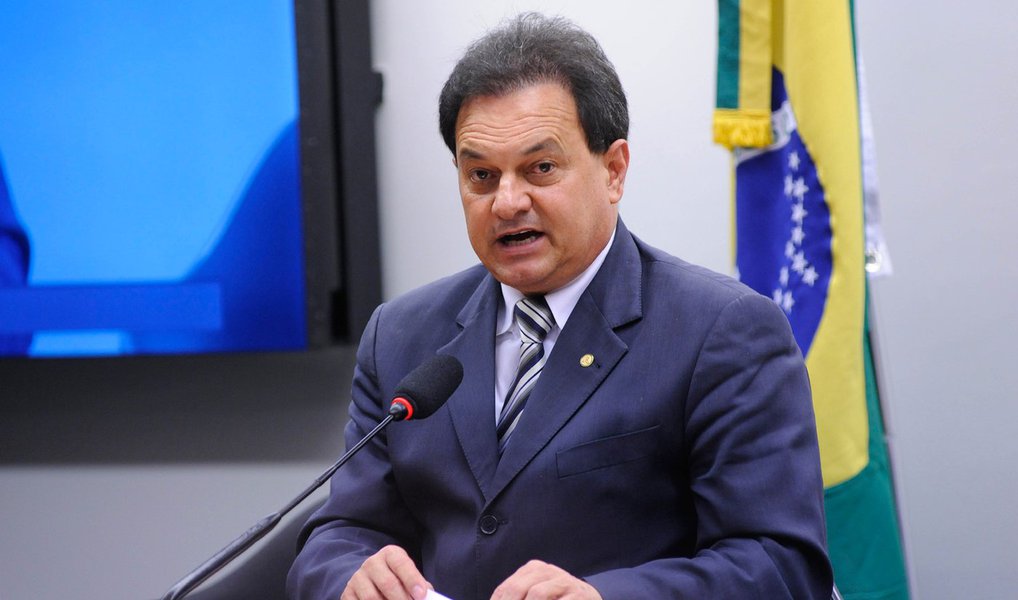 Deputado Aelton Freitas (MG), leito novo líder da bancada do PR na Cãmara dos Deputados, afirmou que os 40 deputados da bancada irão votar em "ampla maioria contra o impeachment na votação de domingo"; o antigo líder da legenda, Mauricio Quintela Lessa (AL), que renunciou ao posto para votar de forma favorável ao impeachment da presidente Dilma Rousseff; diz que 28 dos 40 parlamentares deverão votar pelo afastamento da presidente Dilma (Foto: Paulo Emílio) Deputado Aelton Freitas (MG), leito novo líder da bancada do PR na Cãmara dos Deputados, afirmou que os 40 deputados da bancada irão votar em "ampla maioria contra o impeachment na votação de domingo"; o antigo líder da legenda, Mauricio Quintela Lessa (AL), que renunciou ao posto para votar de forma favorável ao impeachment da presidente Dilma Rousseff; diz que 28 dos 40 parlamentares deverão votar pelo afastamento da presidente Dilma