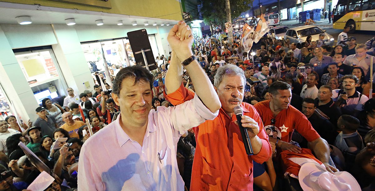 Segundo a colunista Natuza Nery, o PT pretende usar a figura de Lula para reacender a militância nas periferias da capital paulista e prepara uma espécie de "caravana" do ex-presidente por bairros do extremo sul e extremo leste da cidade na tentativa de reabilitar a ligação com eleitores; PT avalia que precisa se contrapor às figuras de Marta Suplicy (PMDB) e Luiza Erundina (PSOL), que têm presença forte nos bairros mais pobres; Lula também deve servir de cabo eleitoral em municípios da Grande São Paulo "de perfil mais popular", onde o ex-presidente tem mais influência (Foto: Aquiles Lins) Segundo a colunista Natuza Nery, o PT pretende usar a figura de Lula para reacender a militância nas periferias da capital paulista e prepara uma espécie de "caravana" do ex-presidente por bairros do extremo sul e extremo leste da cidade na tentativa de reabilitar a ligação com eleitores; PT avalia que precisa se contrapor às figuras de Marta Suplicy (PMDB) e Luiza Erundina (PSOL), que têm presença forte nos bairros mais pobres; Lula também deve servir de cabo eleitoral em municípios da Grande São Paulo "de perfil mais popular", onde o ex-presidente tem mais influência