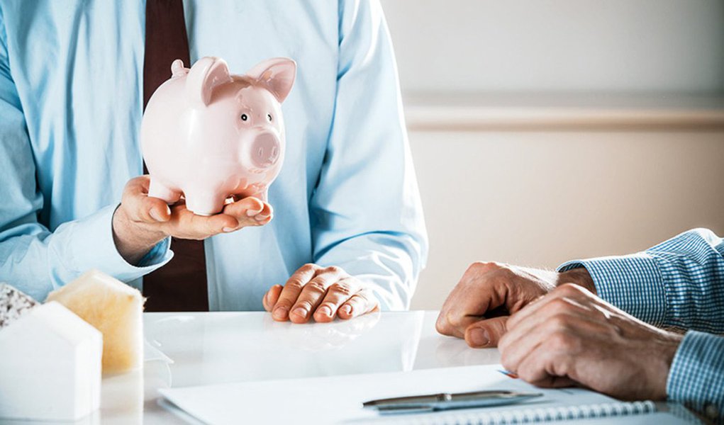 Segundo o Procon-SP, o consumidor pode, por exemplo optar por uma conta corrente ou poupança gratuita sem pagar taxa alguma, usando apenas o Rol de Serviços Essenciais. Obrigatoriamente, os bancos não podem cobrar pela oferta desses serviços e também devem informar o consumidor sobre a possibilidade de adquiri-los (Foto: Leonardo Attuch) Segundo o Procon-SP, o consumidor pode, por exemplo optar por uma conta corrente ou poupança gratuita sem pagar taxa alguma, usando apenas o Rol de Serviços Essenciais. Obrigatoriamente, os bancos não podem cobrar pela oferta desses serviços e também devem informar o consumidor sobre a possibilidade de adquiri-los