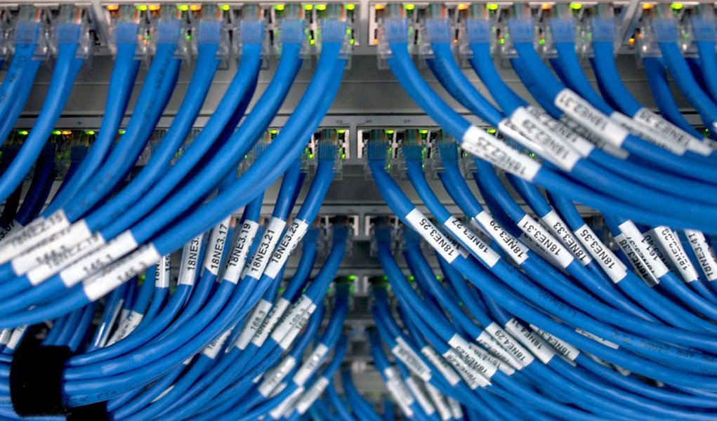 Governo estuda lançar um plano nacional de expansão da internet que pretende aumentar de 60% para 75% o percentual de domicílios brasileiros conectados nos próximos dois anos; pelos cálculos da Secretaria de Telecomunicações do Ministério da Ciência, Tecnologia, Inovação e Comunicações, responsável pelo plano, será preciso levantar inicialmente R$ 30 bilhões; parte do recurso sairia da troca das multas já aplicadas pela Anatel às teles por investimentos a serem feitos pelas empresas na oferta de banda larga em locais carentes (Foto: Aquiles Lins) Governo estuda lançar um plano nacional de expansão da internet que pretende aumentar de 60% para 75% o percentual de domicílios brasileiros conectados nos próximos dois anos; pelos cálculos da Secretaria de Telecomunicações do Ministério da Ciência, Tecnologia, Inovação e Comunicações, responsável pelo plano, será preciso levantar inicialmente R$ 30 bilhões; parte do recurso sairia da troca das multas já aplicadas pela Anatel às teles por investimentos a serem feitos pelas empresas na oferta de banda larga em locais carentes