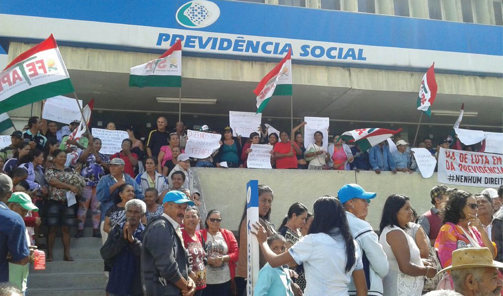 Servidores do Instituto Nacional do Seguro Social (INSS), movimentos sociais e sindicatos representantes de trabalhadores urbanos e rurais protestaram, em Pernambuco, contra a extinção do Ministério da Previdência Social e a reforma da Previdência planejada pelo governo do presidente interino Michel Temer; além de REcife, também houve manifestações em Caruaru, Petrolina e Garanhuns, onde funcionam gerências regionais do INSS no Estado (Foto: Paulo Emílio) Servidores do Instituto Nacional do Seguro Social (INSS), movimentos sociais e sindicatos representantes de trabalhadores urbanos e rurais protestaram, em Pernambuco, contra a extinção do Ministério da Previdência Social e a reforma da Previdência planejada pelo governo do presidente interino Michel Temer; além de REcife, também houve manifestações em Caruaru, Petrolina e Garanhuns, onde funcionam gerências regionais do INSS no Estado