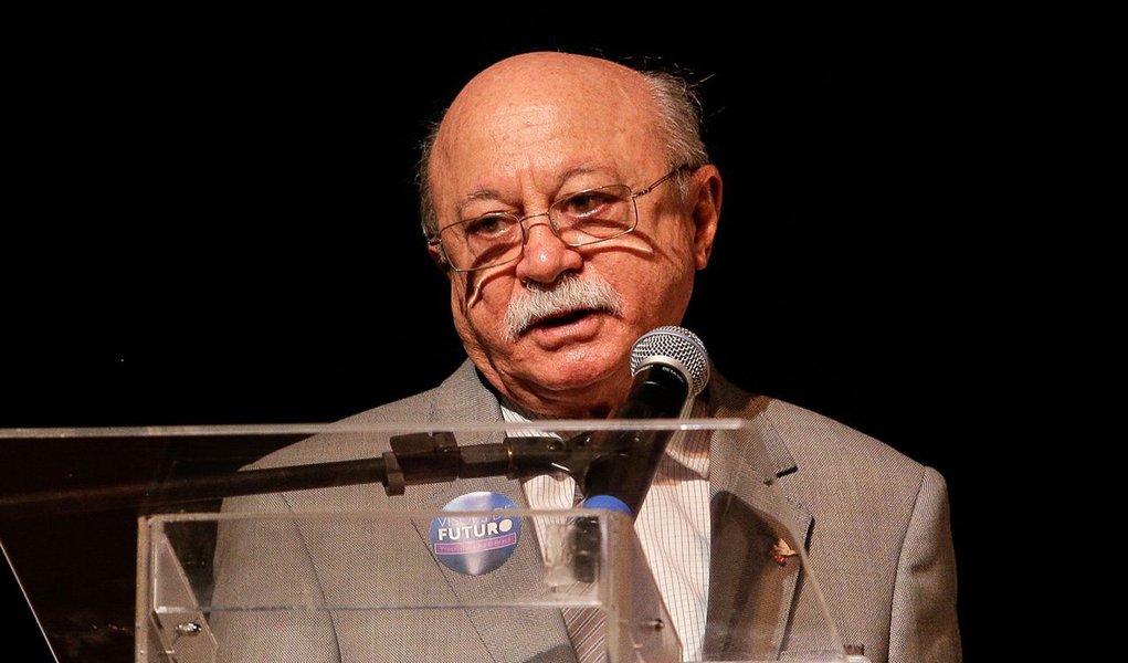 Um os principais fundadores do partido, Roberto Amara diz que o PSB é uma barata-voa: ‘O PSB era um partido com tradição de centro-esquerda. Hoje, não vejo futuro. Dificilmente voltará a ter seu papel histórico. Tenho muita pena. Renegaram tudo quando se associaram a Aécio Agora o partido vai de um lado para outro. Um rio só tem duas margens. Ou se está em uma ou se está em outra. O PSB está ora a favor do impeachment de Dilma ora contra’ (Foto: Roberta Namour) Um os principais fundadores do partido, Roberto Amara diz que o PSB é uma barata-voa: ‘O PSB era um partido com tradição de centro-esquerda. Hoje, não vejo futuro. Dificilmente voltará a ter seu papel histórico. Tenho muita pena. Renegaram tudo quando se associaram a Aécio Agora o partido vai de um lado para outro. Um rio só tem duas margens. Ou se está em uma ou se está em outra. O PSB está ora a favor do impeachment de Dilma ora contra’