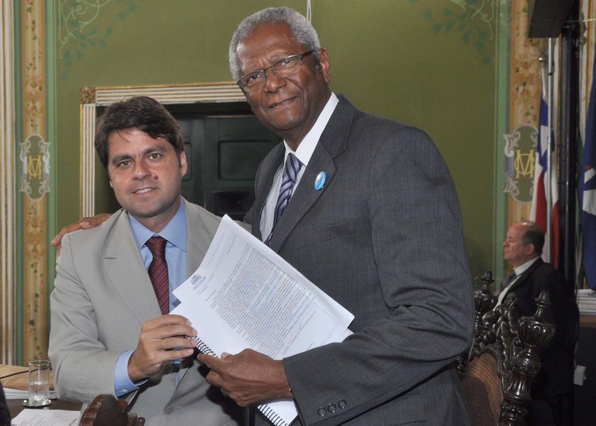 Com a votação dos três últimos títulos da proposta apresentada pelo vereador Edvaldo Brito (à direita), a Câmara Municipal de Salvador concluiu a revisão de seu regimento interno; "Este foi um dia histórico para esta Casa. Chegamos ao final de um processo vitorioso, liderado pelo presidente Paulo Câmara (PSDB)", disse Brito, que também é advogado e professor de direito tributário; para o vereador, "o maior ganho" será a modernização dos trâmites legislativos; o presidente da Casa, vereador Paulo Câmara (à esquerda), parabenizou Edvaldo pela condução do trabalho (Foto: Romulo Faro) Com a votação dos três últimos títulos da proposta apresentada pelo vereador Edvaldo Brito (à direita), a Câmara Municipal de Salvador concluiu a revisão de seu regimento interno; "Este foi um dia histórico para esta Casa. Chegamos ao final de um processo vitorioso, liderado pelo presidente Paulo Câmara (PSDB)", disse Brito, que também é advogado e professor de direito tributário; para o vereador, "o maior ganho" será a modernização dos trâmites legislativos; o presidente da Casa, vereador Paulo Câmara (à esquerda), parabenizou Edvaldo pela condução do trabalho