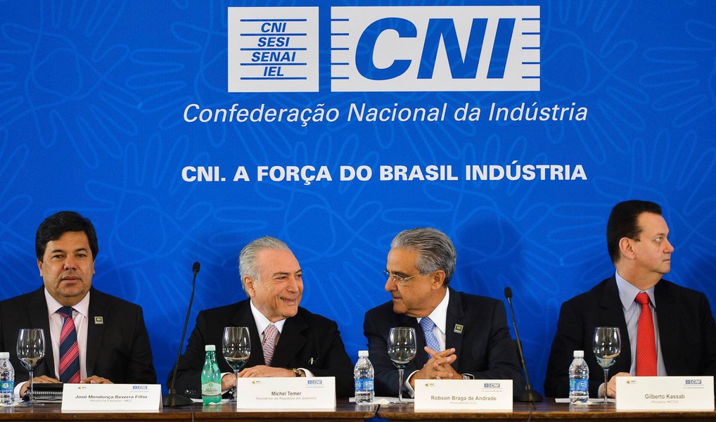 Vice-presidente em exercício Michel Temer defendeu que os empresários do setor industrial que priorizem a contratação de brasileiros formados no exterior; "Nas suas empresas e empresas outras que forem conectadas com os senhores, se puderem dar preferência muitas vezes àqueles que se formaram no exterior, porque, queremos ou não, talvez venham bem formados com informações tecnológicas que auferiram no exterior", afirmou Temer em um evento com empresários; apesar do pedido, Temer criticou o programa Ciência Sem Fronteiras que envia estudantes para o exterior; taxa de desemprego no Brasil é de 11,2% atualment (Foto: Paulo Emílio) Vice-presidente em exercício Michel Temer defendeu que os empresários do setor industrial que priorizem a contratação de brasileiros formados no exterior; "Nas suas empresas e empresas outras que forem conectadas com os senhores, se puderem dar preferência muitas vezes àqueles que se formaram no exterior, porque, queremos ou não, talvez venham bem formados com informações tecnológicas que auferiram no exterior", afirmou Temer em um evento com empresários; apesar do pedido, Temer criticou o programa Ciência Sem Fronteiras que envia estudantes para o exterior; taxa de desemprego no Brasil é de 11,2% atualment