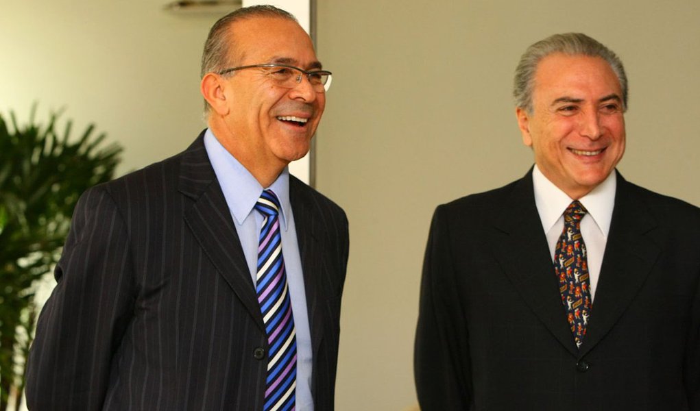 Para o ex-ministro da Aviação Civil Eliseu Padilha, se a decisão do PMDB for por deixar a base aliada, é “natural que o partido fique liberado para apoiar o impeachment”; “Na base do partido, a diferença é muito grande a favor de sair do governo. A maioria absoluta é pela saída”, afirma; ele nega que o grupo ligado a Michel Temer esteja trabalhando pelo afastamento da presidente Dilma Rousseff, mas admite que o vice e seus aliados têm mantido conversas com lideranças políticas e setores do empresariado; diz que Temer age como um “legalista, como alguém que observa a absoluta legalidade” (Foto: Roberta Namour) Para o ex-ministro da Aviação Civil Eliseu Padilha, se a decisão do PMDB for por deixar a base aliada, é “natural que o partido fique liberado para apoiar o impeachment”; “Na base do partido, a diferença é muito grande a favor de sair do governo. A maioria absoluta é pela saída”, afirma; ele nega que o grupo ligado a Michel Temer esteja trabalhando pelo afastamento da presidente Dilma Rousseff, mas admite que o vice e seus aliados têm mantido conversas com lideranças políticas e setores do empresariado; diz que Temer age como um “legalista, como alguém que observa a absoluta legalidade”