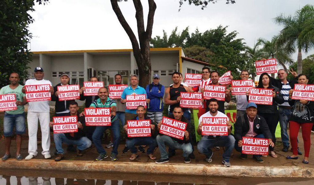 Os vigilantes que prestam serviços pela empresas Confederal, Brasília Segurança e Ipanema para as secretarias de Saúde e de Educação em Brasília estão parados desde 7 horas desta quinta-feira, em protesto contra o não pagamento do salário de outubro, que deveria ter sido quitado até o 5º dia útil de novembro; hospitais, postos de saúde e escolas para os quais estas empresas prestam serviço estão sem vigilantes (Foto: Gisele Federicce) Os vigilantes que prestam serviços pela empresas Confederal, Brasília Segurança e Ipanema para as secretarias de Saúde e de Educação em Brasília estão parados desde 7 horas desta quinta-feira, em protesto contra o não pagamento do salário de outubro, que deveria ter sido quitado até o 5º dia útil de novembro; hospitais, postos de saúde e escolas para os quais estas empresas prestam serviço estão sem vigilantes
