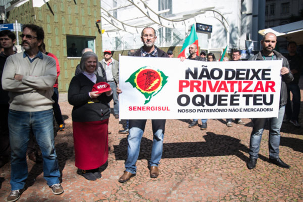 12/08/2016 - PORTO ALEGRE, RS - Frente em Defesa das Estatais realiza ato contra as privatizações e em defesa dos direitos dos trabalhadores, na Praça da Alfândega. Foto: Maia Rubim/Sul21 (Foto: Leonardo Lucena) 12/08/2016 - PORTO ALEGRE, RS - Frente em Defesa das Estatais realiza ato contra as privatizações e em defesa dos direitos dos trabalhadores, na Praça da Alfândega. Foto: Maia Rubim/Sul21