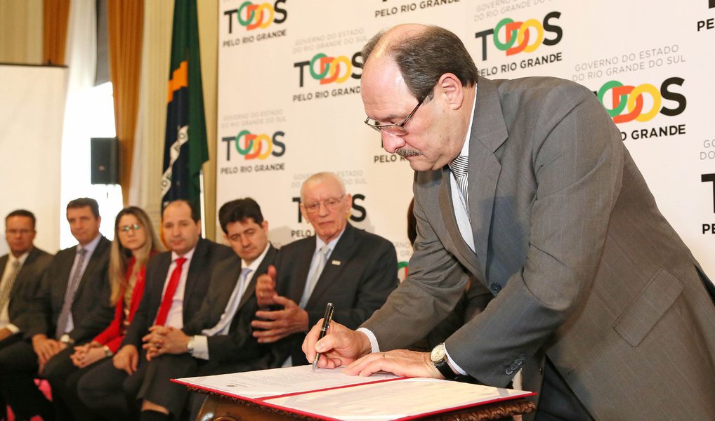 O governador do Rio Grande do Sul, José Ivo Sartori, assinou, no Palácio Piratini, decretos de concessão do incentivo do Fundo Operação Empresa (Fundopem/RS) e do Integrar/RS (Programa de Harmonização do Desenvolvimento Industrial do RS) para 20 empresas gaúchas que investem na ampliação da produção industrial e comercial; os projetos analisados terão investimentos de R$ 394,1 milhões e criarão 693 novos empregos
(Foto: Leonardo Lucena) O governador do Rio Grande do Sul, José Ivo Sartori, assinou, no Palácio Piratini, decretos de concessão do incentivo do Fundo Operação Empresa (Fundopem/RS) e do Integrar/RS (Programa de Harmonização do Desenvolvimento Industrial do RS) para 20 empresas gaúchas que investem na ampliação da produção industrial e comercial; os projetos analisados terão investimentos de R$ 394,1 milhões e criarão 693 novos empregos