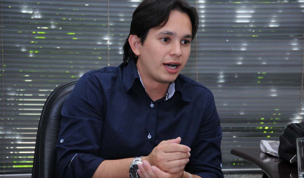Reconduzido recentemente à Prefeitura de Almas, Leonardo Cintra (PSDB) é alvo de novo pedido de afastamento do Ministério Público Estadual (MPE); segundo o órgão, o pedido visa resguardar a segurança de testemunhas e a coleta de provas de um inquérito policial aberto para apurar a possível participação do prefeito em uma organização criminosa na administração pública; "Os indícios relacionados aos crimes mais graves praticados pela quadrilha foram noticiados ao MPE justamente no mês em que Leonardo Cintra ficou afastado da Prefeitura, entre 14 de julho e 7 de agosto, acusado de crime de prevaricação", diz o MPE; prefeito ainda não se manifestou (Foto: Aquiles Lins) Reconduzido recentemente à Prefeitura de Almas, Leonardo Cintra (PSDB) é alvo de novo pedido de afastamento do Ministério Público Estadual (MPE); segundo o órgão, o pedido visa resguardar a segurança de testemunhas e a coleta de provas de um inquérito policial aberto para apurar a possível participação do prefeito em uma organização criminosa na administração pública; "Os indícios relacionados aos crimes mais graves praticados pela quadrilha foram noticiados ao MPE justamente no mês em que Leonardo Cintra ficou afastado da Prefeitura, entre 14 de julho e 7 de agosto, acusado de crime de prevaricação", diz o MPE; prefeito ainda não se manifestou