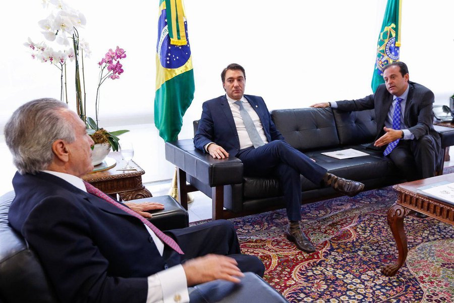 Deputado Fernando Giacobo, do PR, que ganhou 12 vezes na loteria em apenas 15 dias, como segundo vice-presidente da Câmara; deputado André Moura, do PSC, réu em três ações penais, líder do governo na Casa; nesta quarta, os dois retiraram a urgência na tramitação de projetos contra a corrupção; “Se a manobra ocorresse em outro governo, o país seria varrido por uma onda de protestos e panelaços. Mas as mensagens foram assinadas por Michel Temer, que também é um homem de sorte” (Foto: Roberta Namour) Deputado Fernando Giacobo, do PR, que ganhou 12 vezes na loteria em apenas 15 dias, como segundo vice-presidente da Câmara; deputado André Moura, do PSC, réu em três ações penais, líder do governo na Casa; nesta quarta, os dois retiraram a urgência na tramitação de projetos contra a corrupção; “Se a manobra ocorresse em outro governo, o país seria varrido por uma onda de protestos e panelaços. Mas as mensagens foram assinadas por Michel Temer, que também é um homem de sorte”