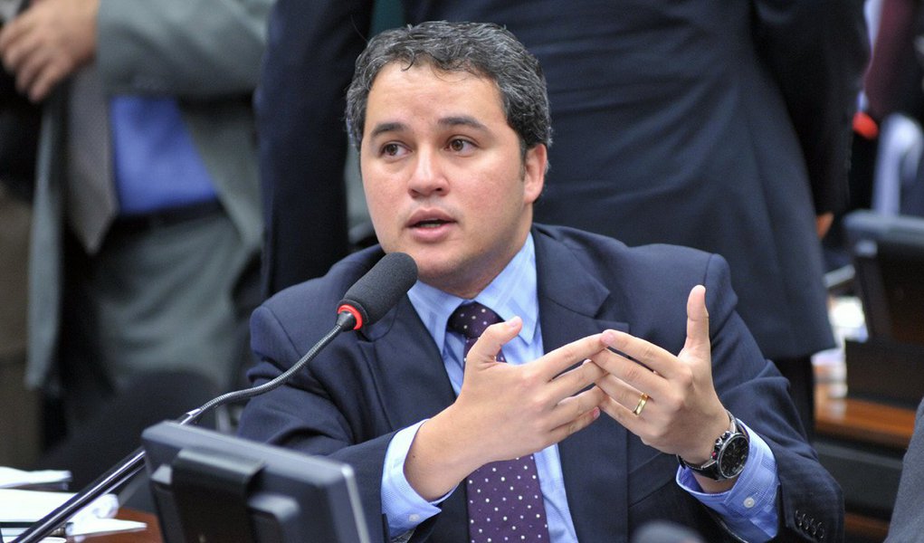 A Comissão Parlamentar de Inquérito (CPI) dos Fundos de Pensão da Câmara dos Deputados foi instalada nesta quarta (12) e elegeu Efraim Filho (DEM-PB) presidente; Sérgio Souza (PMDB-PR) foi indicado para relatoria dos trabalhos; a CPI foi criada para investigar denúncias de aplicação incorreta de recursos e manipulação de gestão nos fundos de previdência complementar de servidores públicos e de estatais entre 2003 e 2015; “A grande novidade da CPI é que não há uma investigação paralela”, disse Efraim Filho (Foto: Valter Lima) A Comissão Parlamentar de Inquérito (CPI) dos Fundos de Pensão da Câmara dos Deputados foi instalada nesta quarta (12) e elegeu Efraim Filho (DEM-PB) presidente; Sérgio Souza (PMDB-PR) foi indicado para relatoria dos trabalhos; a CPI foi criada para investigar denúncias de aplicação incorreta de recursos e manipulação de gestão nos fundos de previdência complementar de servidores públicos e de estatais entre 2003 e 2015; “A grande novidade da CPI é que não há uma investigação paralela”, disse Efraim Filho