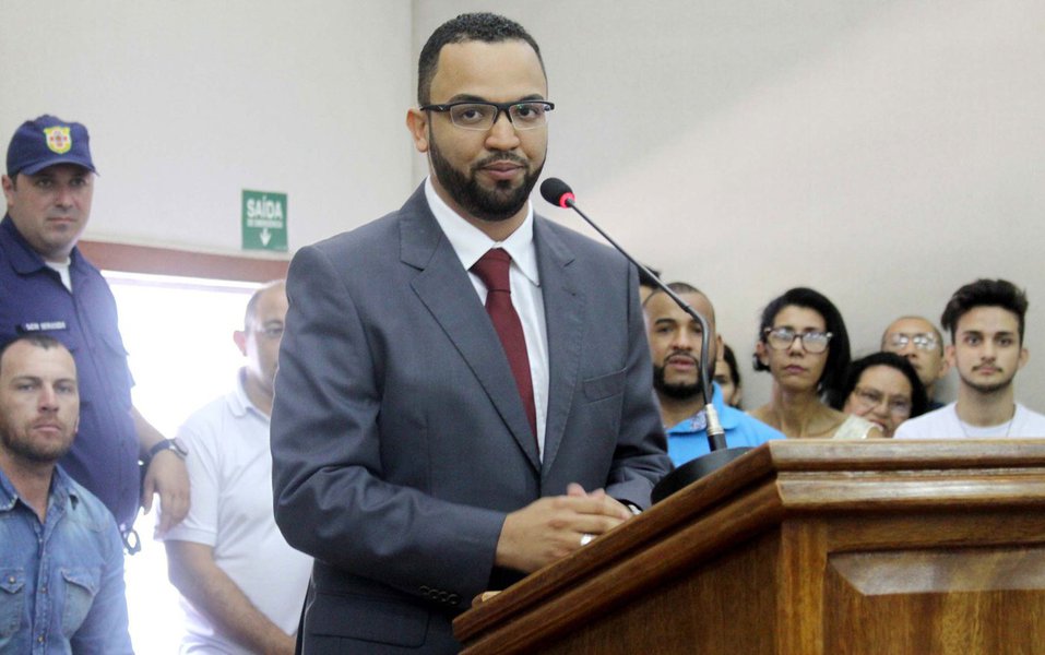Depois de ser eleito presidente da Câmara dos Vereadores de Embu das Artes, na Grande São Paulo, o vereador Hugo Prado (PSB) assumiu a prefeitura no lugar de Claudinei Alves dos Santos, conhecido como Ney Santos, que venceu as eleições, mas está foragido; na sessão solene de posse ontem (1º), foi lida uma carta de Ney em que ele se defende, dizendo que está sendo injustiçado e perseguido pela oposição desde 2010, "com denúncias falsas e mentiras"; Ney diz ainda que irá se apresentar à Justiça em breve, o que ainda não fez porque teme pela sua vida (Foto: Romulo Faro) Depois de ser eleito presidente da Câmara dos Vereadores de Embu das Artes, na Grande São Paulo, o vereador Hugo Prado (PSB) assumiu a prefeitura no lugar de Claudinei Alves dos Santos, conhecido como Ney Santos, que venceu as eleições, mas está foragido; na sessão solene de posse ontem (1º), foi lida uma carta de Ney em que ele se defende, dizendo que está sendo injustiçado e perseguido pela oposição desde 2010, "com denúncias falsas e mentiras"; Ney diz ainda que irá se apresentar à Justiça em breve, o que ainda não fez porque teme pela sua vida