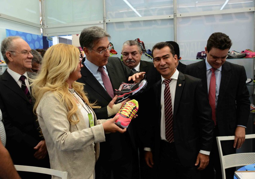 A redução da alíquota de ICMS atende a uma antiga reivindicação do setor; Em seu discurso, o presidente do Sindicato Intermunicipal das Indústrias de Calçados de Nova Serrana (Sindinova), Pedro Gomes da Silva, lembrou que, no ano passado, apenas Nova Serrana gerou R$ 73 milhões de ICMS; “Desejamos ter uma política para a indústria de calçados, para que sejamos parceiros do governo”, disse.
(Foto: Luis Mauro Queiroz) A redução da alíquota de ICMS atende a uma antiga reivindicação do setor; Em seu discurso, o presidente do Sindicato Intermunicipal das Indústrias de Calçados de Nova Serrana (Sindinova), Pedro Gomes da Silva, lembrou que, no ano passado, apenas Nova Serrana gerou R$ 73 milhões de ICMS; “Desejamos ter uma política para a indústria de calçados, para que sejamos parceiros do governo”, disse.