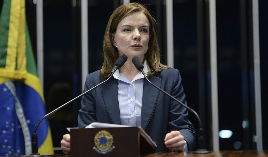 Ao criticar a proposta que limita os gastos públicos por 20 anos (PEC 241), a senadora Gleisi Hoffmann (PT-PR) afirmou que não se justifica a alegação do governo de que é preciso cortar gastos, pois, segundo ela, o País não teve uma explosão de despesas nos últimos anos, mas sim uma queda abrupta nas receitas por conta da crise econômica internacional; "Seria muito mais correto, sensato, o governo, nesse momento de crise, expandir, ainda que momentaneamente, o seu deficit, e garantir circulação de recursos, do que também puxar o freio de mão, porque nós vamos, na realidade, parar a economia do Brasil" (Foto: Leonardo Lucena) Ao criticar a proposta que limita os gastos públicos por 20 anos (PEC 241), a senadora Gleisi Hoffmann (PT-PR) afirmou que não se justifica a alegação do governo de que é preciso cortar gastos, pois, segundo ela, o País não teve uma explosão de despesas nos últimos anos, mas sim uma queda abrupta nas receitas por conta da crise econômica internacional; "Seria muito mais correto, sensato, o governo, nesse momento de crise, expandir, ainda que momentaneamente, o seu deficit, e garantir circulação de recursos, do que também puxar o freio de mão, porque nós vamos, na realidade, parar a economia do Brasil"