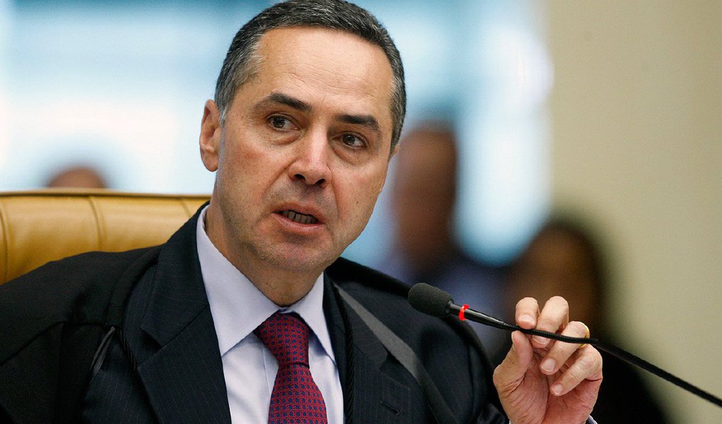 O ministro do Supremo Tribunal Federal, Luís Roberto Barroso, afirmou nesta segunda (17) que o país não pode trocar seu "patrimônio institucional" apenas para realizar o impeachment da mandatária do país; "Nós precisamos ter o cuidado no Brasil de não trocar o nosso patrimônio institucional para abreviar o tempo de um governo que se tornou impopular", disse Barroso, durante palestra no Instituto Fernando Henrique Cardoso; "O varejo da política não pode derrotar as instituições", completou o magistrado, ao lado do ex-presidente Fernando Henrique Cardoso (Foto: Valter Lima) O ministro do Supremo Tribunal Federal, Luís Roberto Barroso, afirmou nesta segunda (17) que o país não pode trocar seu "patrimônio institucional" apenas para realizar o impeachment da mandatária do país; "Nós precisamos ter o cuidado no Brasil de não trocar o nosso patrimônio institucional para abreviar o tempo de um governo que se tornou impopular", disse Barroso, durante palestra no Instituto Fernando Henrique Cardoso; "O varejo da política não pode derrotar as instituições", completou o magistrado, ao lado do ex-presidente Fernando Henrique Cardoso