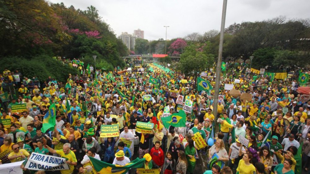 As manifestações políticas foram pacíficas no Rio Grande do Sul, sem nenhum registro de ocorrências policiais; novamente a Secretaria da Segurança Pública acompanhou o movimento em Porto Alegre, por meio das câmeras do Departamento de Comando e Controle Integrado (DCCI); em todo o estado 42 mil pessoas foram às ruas protestar em 12 cidades que aderiram ao movimento; municípios com o maior número de manifestantes foram Porto Alegre (30 mil), Caxias do Sul (5 mil) e Passo Fundo (1.800), que juntos somaram 36 mil e oitocentas pessoas (Foto: Leonardo Lucena) As manifestações políticas foram pacíficas no Rio Grande do Sul, sem nenhum registro de ocorrências policiais; novamente a Secretaria da Segurança Pública acompanhou o movimento em Porto Alegre, por meio das câmeras do Departamento de Comando e Controle Integrado (DCCI); em todo o estado 42 mil pessoas foram às ruas protestar em 12 cidades que aderiram ao movimento; municípios com o maior número de manifestantes foram Porto Alegre (30 mil), Caxias do Sul (5 mil) e Passo Fundo (1.800), que juntos somaram 36 mil e oitocentas pessoas