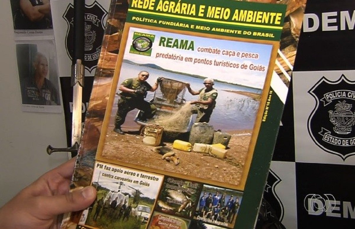 Delegacia Estadual do Meio Ambiente (Demma) prendeu o presidente e vice-presidente da ONG Reama (Rede Agrária e Meio Ambiente), Reginaldo Correia Dantas, de 40 anos, e Eusvaldo Alves de Souza, 58, por meio da Operação Falácia; falsos fiscais cobravam propina, que variava entre R$ 2 mil e 5 mil, na forma de pagamento de anuncio em uma revista; eles agiam em cidades do sudoeste goiano, como Jataí e Mineiros; "eles se apresentavam com uniforme, aparentemente militarizado, e diziam aos fazendeiros que as multas pelas irregularidades eram de milhões", afirma o titular da Demma, Luziano Carvalho (Foto: José Barbacena) Delegacia Estadual do Meio Ambiente (Demma) prendeu o presidente e vice-presidente da ONG Reama (Rede Agrária e Meio Ambiente), Reginaldo Correia Dantas, de 40 anos, e Eusvaldo Alves de Souza, 58, por meio da Operação Falácia; falsos fiscais cobravam propina, que variava entre R$ 2 mil e 5 mil, na forma de pagamento de anuncio em uma revista; eles agiam em cidades do sudoeste goiano, como Jataí e Mineiros; "eles se apresentavam com uniforme, aparentemente militarizado, e diziam aos fazendeiros que as multas pelas irregularidades eram de milhões", afirma o titular da Demma, Luziano Carvalho