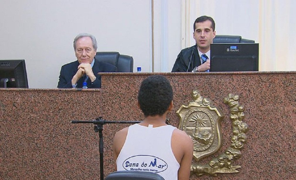 Governador Paulo Câmara e o presidente do STF, Ricardo Lewandowski, assinaram termo de cooperação técnica por meio do qual Pernambuco aderiu ao programa Audiência de Custódia; presente em 11 estados, a iniciativa do Conselho Nacional de Justiça (CNJ) estabelece o prazo de até 24 horas para apresentação do preso em flagrante ao juiz; o Audiência de Custódia prevê a queda de até 40% nos pedidos de prisão preventiva e uma economia de até R$ 4,2 bilhões em todo o País (Foto: José Barbacena) Governador Paulo Câmara e o presidente do STF, Ricardo Lewandowski, assinaram termo de cooperação técnica por meio do qual Pernambuco aderiu ao programa Audiência de Custódia; presente em 11 estados, a iniciativa do Conselho Nacional de Justiça (CNJ) estabelece o prazo de até 24 horas para apresentação do preso em flagrante ao juiz; o Audiência de Custódia prevê a queda de até 40% nos pedidos de prisão preventiva e uma economia de até R$ 4,2 bilhões em todo o País