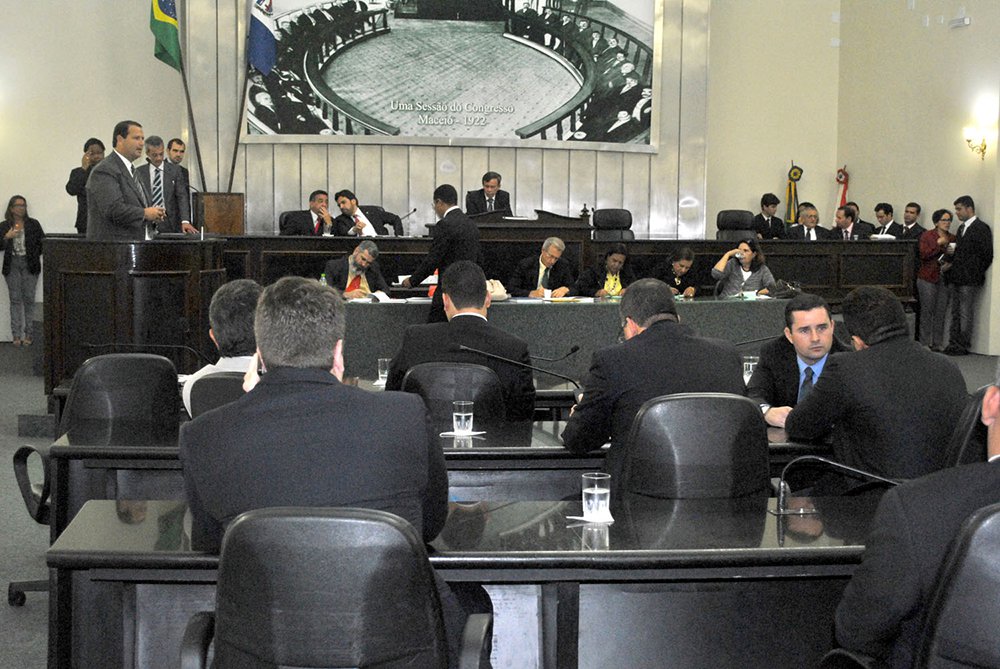 A Lei de Diretrizes Orçamentárias (LDO) para 2016, aprovada pelos deputados alagoanos por unanimidade, destina 0,5% do valor global do orçamento para as emendas parlamentares individuais, ou R$ 41,5 milhões, que deverá ser repartido entre os 27 parlamentares; recursos devem ser utilizados para investimento, das mais diversas ordens, nos municípios em que os deputados mantêm bases eleitorais (Foto: Voney Malta) A Lei de Diretrizes Orçamentárias (LDO) para 2016, aprovada pelos deputados alagoanos por unanimidade, destina 0,5% do valor global do orçamento para as emendas parlamentares individuais, ou R$ 41,5 milhões, que deverá ser repartido entre os 27 parlamentares; recursos devem ser utilizados para investimento, das mais diversas ordens, nos municípios em que os deputados mantêm bases eleitorais