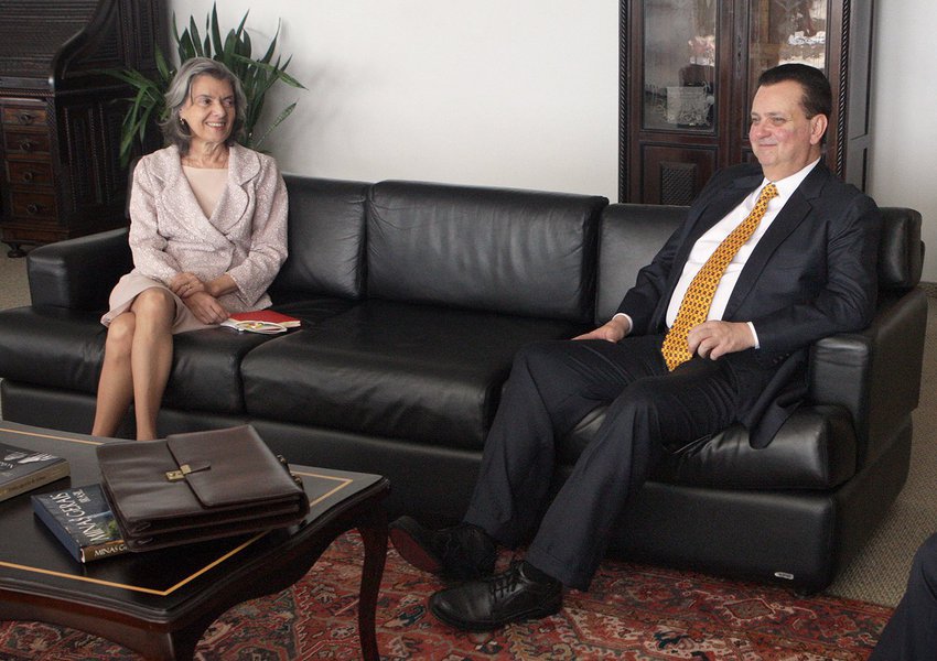 A presidente do STF, Cármen Lúcia, havia dado dez dias para que a advogada-geral da União, Grace Mendonça, e o presidente do Senado, Renan Calheiros (PMDB-AL), esclarecessem a tramitação do projeto de lei sobre o assunto, prazo que terminou nesta quarta-feira; a ministra pode emitir uma decisão a qualquer momento na ação que foi aberta pelo senador Lindbergh Farias (PT-RJ); parlamentares questionam o rito da tramitação do projeto, que dá de presente cerca de R$ 100 bilhões às teles (Foto: Gisele Federicce) A presidente do STF, Cármen Lúcia, havia dado dez dias para que a advogada-geral da União, Grace Mendonça, e o presidente do Senado, Renan Calheiros (PMDB-AL), esclarecessem a tramitação do projeto de lei sobre o assunto, prazo que terminou nesta quarta-feira; a ministra pode emitir uma decisão a qualquer momento na ação que foi aberta pelo senador Lindbergh Farias (PT-RJ); parlamentares questionam o rito da tramitação do projeto, que dá de presente cerca de R$ 100 bilhões às teles
