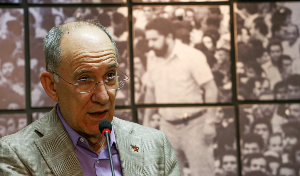 “É fato, porém, que vamos enfrentar uma disputa difícil. Não só pela campanha de intolerância e ódio contra o partido, mas também porque as dificuldades econômicas (que esperamos superar com o fim do ajuste e mudanças na atual política) tendem a repercutir negativamente nas eleições”, diz o presidente nacional do PT, Rui Falcão, em texto dirigido à militância do partido (Foto: Roberta Namour) “É fato, porém, que vamos enfrentar uma disputa difícil. Não só pela campanha de intolerância e ódio contra o partido, mas também porque as dificuldades econômicas (que esperamos superar com o fim do ajuste e mudanças na atual política) tendem a repercutir negativamente nas eleições”, diz o presidente nacional do PT, Rui Falcão, em texto dirigido à militância do partido