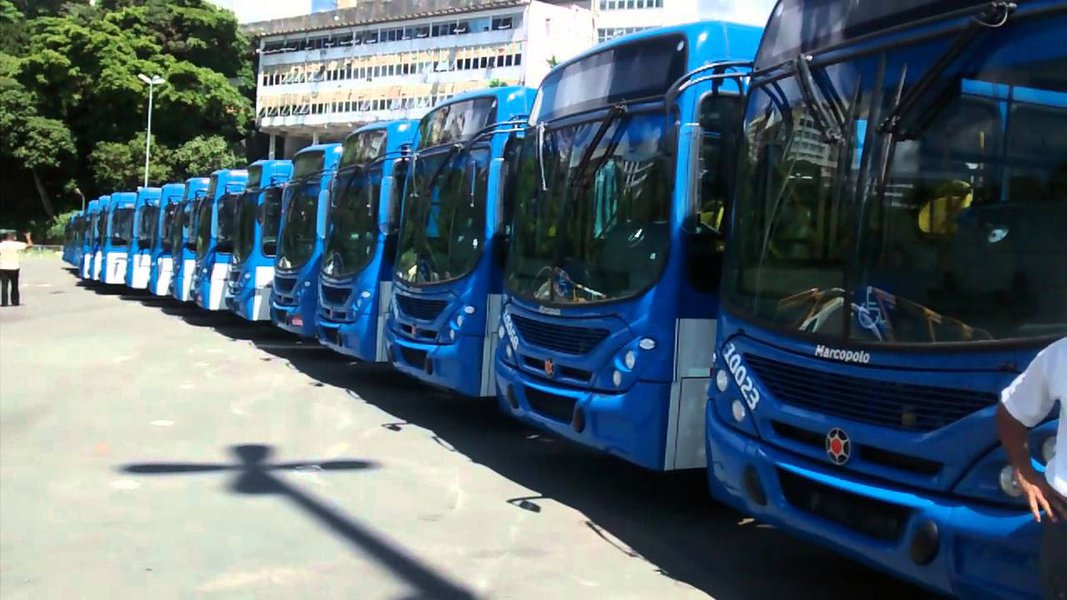 A prefeitura de Salvador confirmou em nota nesta manhã o que ACM Neto (DEM) já havia ratificado ontem (1º): o aumento na tarifa dos ônibus coletivos a partir desta segunda-feira; a passagem aumentou de R$ 3,30 para R$ 3,60; o valor da tarifa aumenta, mas a população ainda não desfruta das melhorias prometidas pelo prefeito, sobretudo da mais aguardada: que os ônibus tenham ar condicionado (Foto: Romulo Faro) A prefeitura de Salvador confirmou em nota nesta manhã o que ACM Neto (DEM) já havia ratificado ontem (1º): o aumento na tarifa dos ônibus coletivos a partir desta segunda-feira; a passagem aumentou de R$ 3,30 para R$ 3,60; o valor da tarifa aumenta, mas a população ainda não desfruta das melhorias prometidas pelo prefeito, sobretudo da mais aguardada: que os ônibus tenham ar condicionado