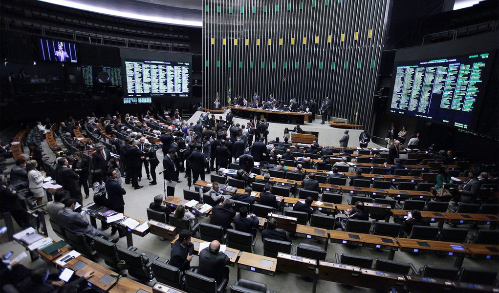 Cinco dos oito deputados federais sergipanos votaram a favor da polêmica proposta de emenda constitucional (PEC) 241, que congela os gastos públicos pelos próximos 20 anos; são eles: Adelson Barreto (PR); André Moura (PSC); Fábio Mitidieri (PSD); Fábio Reis (PMDB); e Laércio Oliveira (Solidariedade); outros dois deputados foram contra a proposta: Bosco Costa (Pros) e João Daniel (PT); Jony Marcos (PRB) não compareceu à votação nem divulgou comunicado à imprensa, para justificar sua ausência ou seu posicionamento; a Procuradoria Geral da República, no entanto, considerou a proposta inconstitucional (Foto: Leonardo Lucena) Cinco dos oito deputados federais sergipanos votaram a favor da polêmica proposta de emenda constitucional (PEC) 241, que congela os gastos públicos pelos próximos 20 anos; são eles: Adelson Barreto (PR); André Moura (PSC); Fábio Mitidieri (PSD); Fábio Reis (PMDB); e Laércio Oliveira (Solidariedade); outros dois deputados foram contra a proposta: Bosco Costa (Pros) e João Daniel (PT); Jony Marcos (PRB) não compareceu à votação nem divulgou comunicado à imprensa, para justificar sua ausência ou seu posicionamento; a Procuradoria Geral da República, no entanto, considerou a proposta inconstitucional
