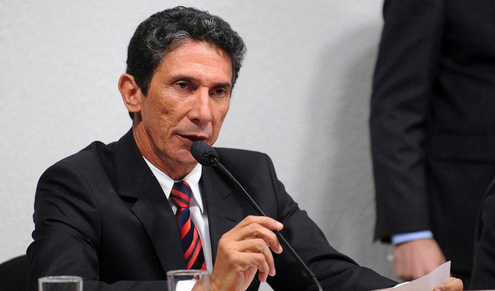 O Ministério Público Federal (MPF-TO) se manifestou em ação penal contra o ex-prefeito de Palmas Raul de Jesus Lustosa Filho, requerendo a imediata execução da pena imposta pela prática de crime ambiental; o MPF disse que, em 2008, o ex-prefeito construiu em Área de Preservação Permanente, às margens do lago da usina Luiz Eduardo Magalhães, em Miracema/TO, sem a necessária licença para tanto; em 2012, o TRF condenou Raul Filho à pena de 01 ano de reclusão e ao pagamento de multa, além da obrigação de reparar a área danificada; a pena privativa de liberdade foi substituída por duas penas restritivas de direito: o pagamento de prestação pecuniária no valor de R$ 25 mil e a prestação de serviços à comunidade (Foto: Leonardo Lucena) O Ministério Público Federal (MPF-TO) se manifestou em ação penal contra o ex-prefeito de Palmas Raul de Jesus Lustosa Filho, requerendo a imediata execução da pena imposta pela prática de crime ambiental; o MPF disse que, em 2008, o ex-prefeito construiu em Área de Preservação Permanente, às margens do lago da usina Luiz Eduardo Magalhães, em Miracema/TO, sem a necessária licença para tanto; em 2012, o TRF condenou Raul Filho à pena de 01 ano de reclusão e ao pagamento de multa, além da obrigação de reparar a área danificada; a pena privativa de liberdade foi substituída por duas penas restritivas de direito: o pagamento de prestação pecuniária no valor de R$ 25 mil e a prestação de serviços à comunidade