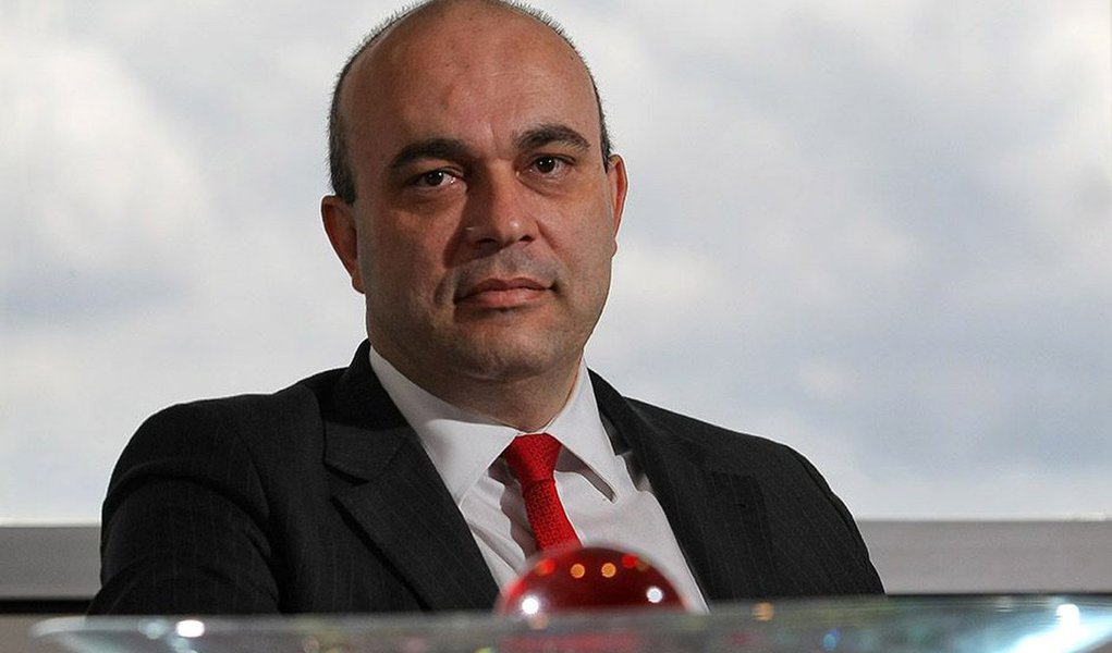Segundo o presidente do Banco do Brasil, Alexandre Abreu, a instituição continuará expandindo a oferta de crédito imobiliário, consignado e rural, apesar da crise, onde a inadimplência é menor e há boas garantias; além disso, destaca que a renegociação de dívidas, que saltou de R$ 8,6 bilhões em junho do ano passado para R$ 13,6 bilhões, é uma estratégia do banco; “é logico que a gente tem que tomar cuidado e ser conservador, mas, se o banco parar de trabalhar porque está com medo, ai sim a inadimplência acontece”, diz (Foto: Roberta Namour) Segundo o presidente do Banco do Brasil, Alexandre Abreu, a instituição continuará expandindo a oferta de crédito imobiliário, consignado e rural, apesar da crise, onde a inadimplência é menor e há boas garantias; além disso, destaca que a renegociação de dívidas, que saltou de R$ 8,6 bilhões em junho do ano passado para R$ 13,6 bilhões, é uma estratégia do banco; “é logico que a gente tem que tomar cuidado e ser conservador, mas, se o banco parar de trabalhar porque está com medo, ai sim a inadimplência acontece”, diz