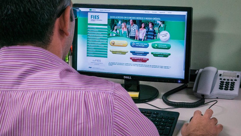Inscrições para o Fundo de Financiamento Estudantil do segundo semestre começam nesta sexta-feira, 24, e se estendem até as 23h59 do dia 29 de junho; ao todo, o Ministério da Educação vai ofertar 75 mil novas vagas; oferta do governo interino de Michel Temer representa um corte de 90 mil vagas em relação ao proposto pelo governo da presidente eleita Dilma Rousseff; novidade desta edição é a ampliação da renda mensal bruta per capita de 2,5 para 3 salários mínimos, ou seja, de R$ 2.200 para R$ 2.640, para ter acesso às bolsas do programa (Foto: Aquiles Lins) Inscrições para o Fundo de Financiamento Estudantil do segundo semestre começam nesta sexta-feira, 24, e se estendem até as 23h59 do dia 29 de junho; ao todo, o Ministério da Educação vai ofertar 75 mil novas vagas; oferta do governo interino de Michel Temer representa um corte de 90 mil vagas em relação ao proposto pelo governo da presidente eleita Dilma Rousseff; novidade desta edição é a ampliação da renda mensal bruta per capita de 2,5 para 3 salários mínimos, ou seja, de R$ 2.200 para R$ 2.640, para ter acesso às bolsas do programa