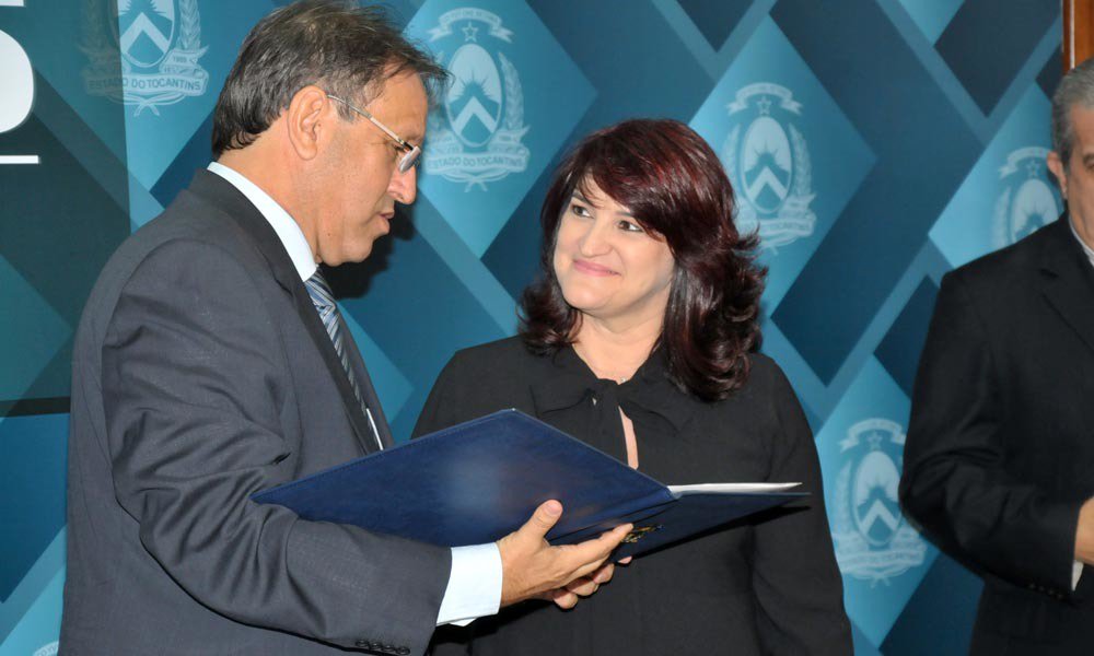 O governador do Tocantins, Marcelo Miranda, empossou a nova secretária de Estado da Educação, Juventude e Esportes (Seduc), Wanessa Zavarese Sechim; “A meta é alcançarmos a excelência no ensino, bem como na formação cidadã de nossos jovens, de forma eficiente e eficaz”, disse o chefe do executivo
(Foto: Leonardo Lucena) O governador do Tocantins, Marcelo Miranda, empossou a nova secretária de Estado da Educação, Juventude e Esportes (Seduc), Wanessa Zavarese Sechim; “A meta é alcançarmos a excelência no ensino, bem como na formação cidadã de nossos jovens, de forma eficiente e eficaz”, disse o chefe do executivo