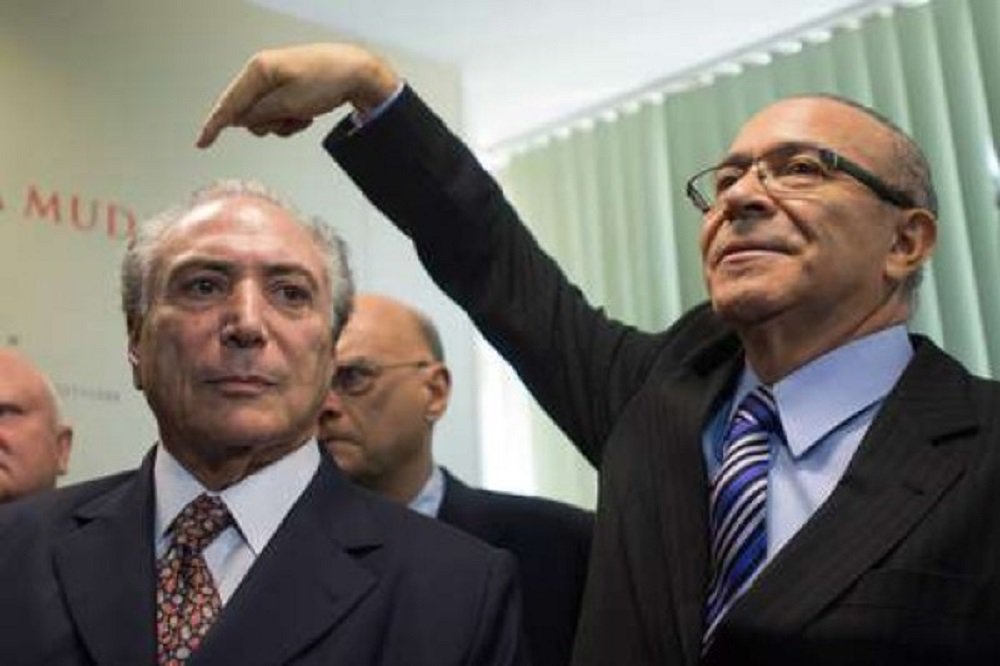 "Houve o jantar. Os recursos (da Odebrecht) foram registrados por depósitos bancários, foi feita a prestação de contas, e as contas foram aprovadas pelo TSE. Eu, pessoalmente, não era candidato. Não pedi e não recebi dinheiro de ninguém", diz o ministro da Casa Civil, Eliseu Padilha, depois de confirmar que Michel Temer pediu seu auxílio para que "se fosse possível, que se ajudasse a campanha do PMDB"; acusado pelo ex-executivo da Odebrecht Cláudio Melo Filho de receber R$ 4 milhões, quantia que teria que redistribuir, Padilha afirma ainda ter "mais do que apoio" de Temer para ficar no cargo; segundo o delator, escolha do Jaburu para o pedido de R$ 10 milhões foi "simbólico" (Foto: Gisele Federicce) "Houve o jantar. Os recursos (da Odebrecht) foram registrados por depósitos bancários, foi feita a prestação de contas, e as contas foram aprovadas pelo TSE. Eu, pessoalmente, não era candidato. Não pedi e não recebi dinheiro de ninguém", diz o ministro da Casa Civil, Eliseu Padilha, depois de confirmar que Michel Temer pediu seu auxílio para que "se fosse possível, que se ajudasse a campanha do PMDB"; acusado pelo ex-executivo da Odebrecht Cláudio Melo Filho de receber R$ 4 milhões, quantia que teria que redistribuir, Padilha afirma ainda ter "mais do que apoio" de Temer para ficar no cargo; segundo o delator, escolha do Jaburu para o pedido de R$ 10 milhões foi "simbólico"