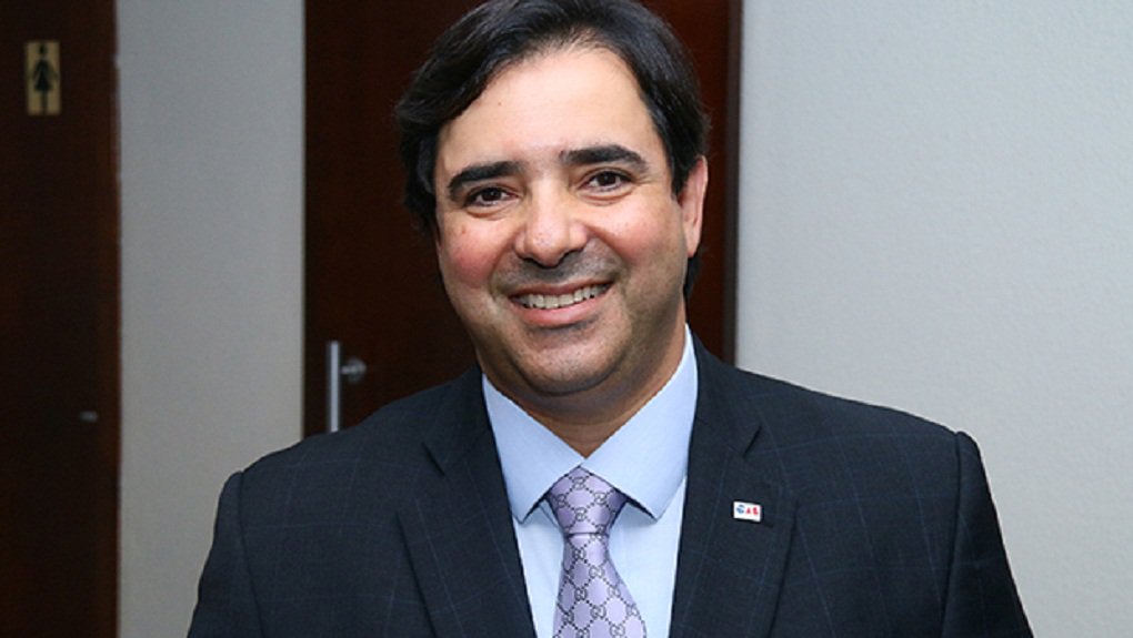 Depois de discussões internas e fofocas de bastidores sobre racha, o tradicional grupo OAB Forte apresenta a candidatura de Flávio Buonaduce Borges como representante legítima do legado do grupo para disputar a eleição de novembro; projeto de Buonaduce é chancelado por figuras históricas da OAB Forte, como os ex-presidentes da Ordem em Goiás, Miguel Cançado e Felicíssimo Sena; “Escolha do nome do Flávio Buonaduce se deu democraticamente dentro do grupo. Fizemos várias reuniões e em uma delas constituímos uma comissão, composta por 14 advogados e presidentes de subseções, que se dispuseram a representar o grupo como um todo", afirma Cançado (Foto: José Barbacena) Depois de discussões internas e fofocas de bastidores sobre racha, o tradicional grupo OAB Forte apresenta a candidatura de Flávio Buonaduce Borges como representante legítima do legado do grupo para disputar a eleição de novembro; projeto de Buonaduce é chancelado por figuras históricas da OAB Forte, como os ex-presidentes da Ordem em Goiás, Miguel Cançado e Felicíssimo Sena; “Escolha do nome do Flávio Buonaduce se deu democraticamente dentro do grupo. Fizemos várias reuniões e em uma delas constituímos uma comissão, composta por 14 advogados e presidentes de subseções, que se dispuseram a representar o grupo como um todo", afirma Cançado