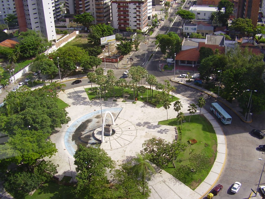 Um projeto alternativo que mantém a Praça Portugal está sendo analisado pelo prefeito Roberto Cláudio (PDT). A proposta foi revelada durante reunião com os manifestantes que ocupavam a sede da Secretaria da Cultura de Fortaleza (Secultfor)
(Foto: Rodrigo Rocha) Um projeto alternativo que mantém a Praça Portugal está sendo analisado pelo prefeito Roberto Cláudio (PDT). A proposta foi revelada durante reunião com os manifestantes que ocupavam a sede da Secretaria da Cultura de Fortaleza (Secultfor)