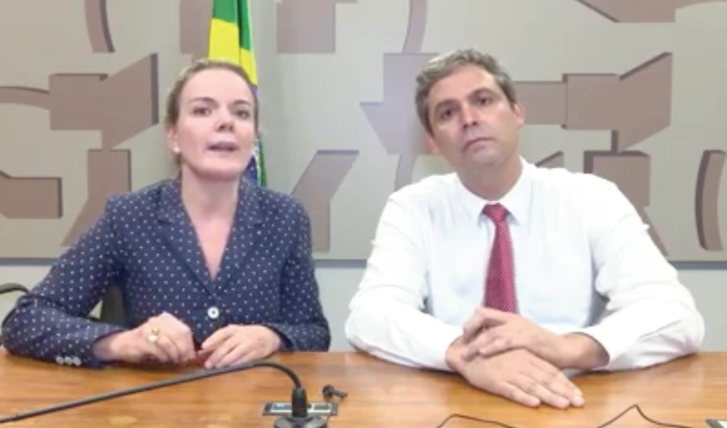 Os senadores do PT Gleisi Hoffmann e Lindbergh Farias gravaram um vídeo nesta quarta (20) no qual comentam a escolha do relator para a comissão do impeachment e rechaçam o nome de Antonio Anastasia, por pertencer ao PSDB, um partido claramente militante do golpe Cunha-Temer; "Não concordamos com o relator. O senador Antonio Anastasia é do PSDB, um partido militante pró-impeachment", afirmou a senadora (Foto: Valter Lima) Os senadores do PT Gleisi Hoffmann e Lindbergh Farias gravaram um vídeo nesta quarta (20) no qual comentam a escolha do relator para a comissão do impeachment e rechaçam o nome de Antonio Anastasia, por pertencer ao PSDB, um partido claramente militante do golpe Cunha-Temer; "Não concordamos com o relator. O senador Antonio Anastasia é do PSDB, um partido militante pró-impeachment", afirmou a senadora