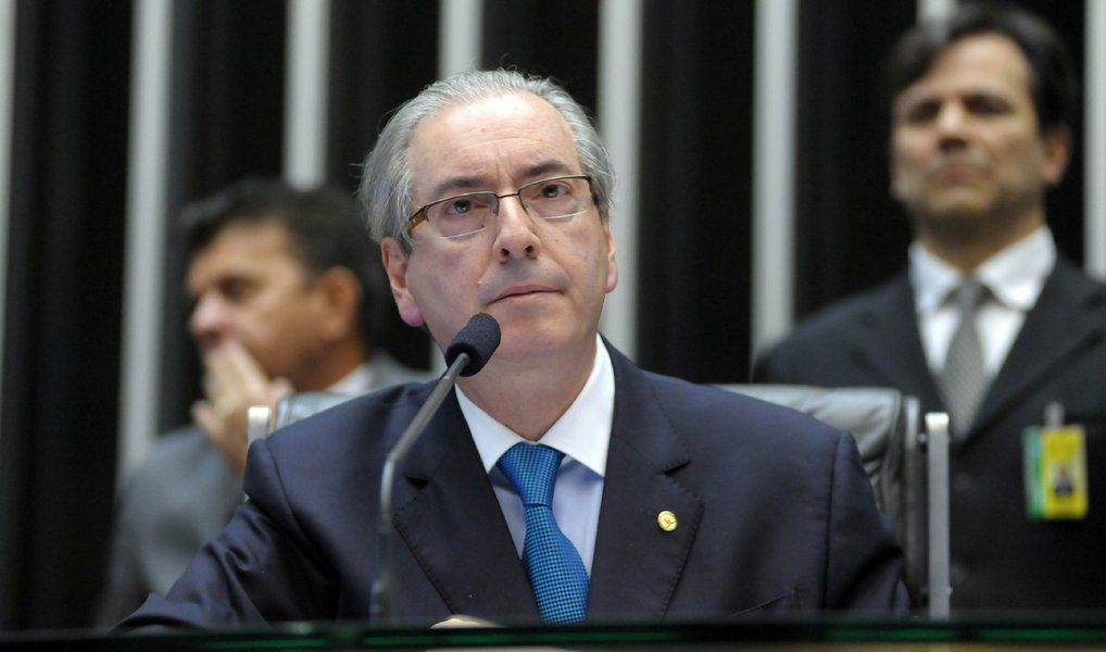 O presidente da Câmara, Eduardo Cunha (PMDB-RJ), confirmou nesta segunda (26) que colocará para votar esta semana projetos que refletem em melhorias da economia, como quer o governo; cronograma prevê votar nesta terça (26) a medida provisória que autoriza o reajuste de três taxas cobradas por órgãos federais - Ancine, Ibama e Cade -, na quarta, o projeto de repatriação de recursos e bens no exterior e dar início à votação da proposta da securitização da dívida ativa de União e estados; "É uma contribuição que a Câmara quer dar para resolver o problema do buraco financeiro do governo", disse; líder do PT, Sibá Machado, vê "ambiente novo" (Foto: Valter Lima) O presidente da Câmara, Eduardo Cunha (PMDB-RJ), confirmou nesta segunda (26) que colocará para votar esta semana projetos que refletem em melhorias da economia, como quer o governo; cronograma prevê votar nesta terça (26) a medida provisória que autoriza o reajuste de três taxas cobradas por órgãos federais - Ancine, Ibama e Cade -, na quarta, o projeto de repatriação de recursos e bens no exterior e dar início à votação da proposta da securitização da dívida ativa de União e estados; "É uma contribuição que a Câmara quer dar para resolver o problema do buraco financeiro do governo", disse; líder do PT, Sibá Machado, vê "ambiente novo"