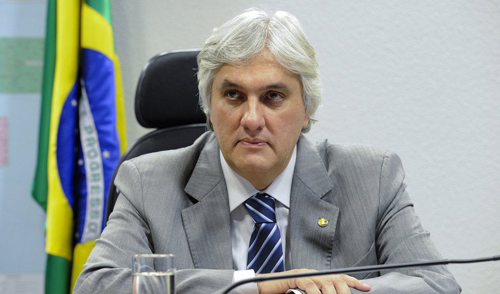 A defesa do senador Delcídio do Amaral (PT-MS) pediu nesta quinta (3) ao Supremo Tribunal Federal a revogação da prisão do parlamentar, que está preso desde a semana passada na Superintendência da Polícia Federal em Brasília; ele é acusado pelo MPF de tentar obstruir as investigações da Operação Lava Jato;
(Foto: Valter Lima) A defesa do senador Delcídio do Amaral (PT-MS) pediu nesta quinta (3) ao Supremo Tribunal Federal a revogação da prisão do parlamentar, que está preso desde a semana passada na Superintendência da Polícia Federal em Brasília; ele é acusado pelo MPF de tentar obstruir as investigações da Operação Lava Jato;
