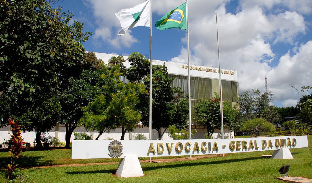 A Câmara dos Deputados concluiu nesta terça (11) a votação em primeiro turno da proposta de emenda à Constituição que vincula os salários de integrantes da Advocacia-Geral da União, delegados civis e federais a 90,25% da remuneração de ministros do STF; também estão incluídos procuradores de estado e de municípios com mais de 500 mil habitantes; a pauta é considerada um dos itens da “pauta-bomba”, como são chamados projetos que geram gastos públicos e que estão na contramão do ajuste fiscal (Foto: Valter Lima) A Câmara dos Deputados concluiu nesta terça (11) a votação em primeiro turno da proposta de emenda à Constituição que vincula os salários de integrantes da Advocacia-Geral da União, delegados civis e federais a 90,25% da remuneração de ministros do STF; também estão incluídos procuradores de estado e de municípios com mais de 500 mil habitantes; a pauta é considerada um dos itens da “pauta-bomba”, como são chamados projetos que geram gastos públicos e que estão na contramão do ajuste fiscal
