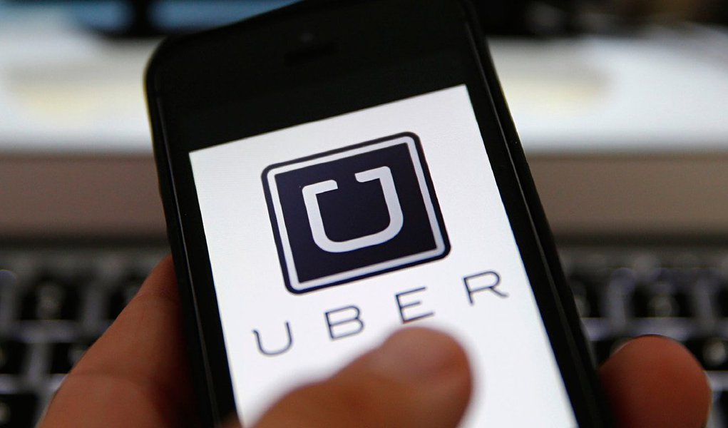 Nos próximos cinco dias, Brasília conhecerá os representantes que integrarão uma comissão responsável por definir as diretrizes e as ações relacionadas à prestação do serviço na cidade, como o que é feito pelo Uber; após o anúncio do veto ao um projeto que sugere a proibição de aplicativos de transporte individual em Brasília, o governo definiu um prazo de 90 dias para que o comitê apresente um posicionamento, favorável ou não, em relação aos aplicativos que oferecem em serviço de transporte (Foto: Leonardo Lucena) Nos próximos cinco dias, Brasília conhecerá os representantes que integrarão uma comissão responsável por definir as diretrizes e as ações relacionadas à prestação do serviço na cidade, como o que é feito pelo Uber; após o anúncio do veto ao um projeto que sugere a proibição de aplicativos de transporte individual em Brasília, o governo definiu um prazo de 90 dias para que o comitê apresente um posicionamento, favorável ou não, em relação aos aplicativos que oferecem em serviço de transporte