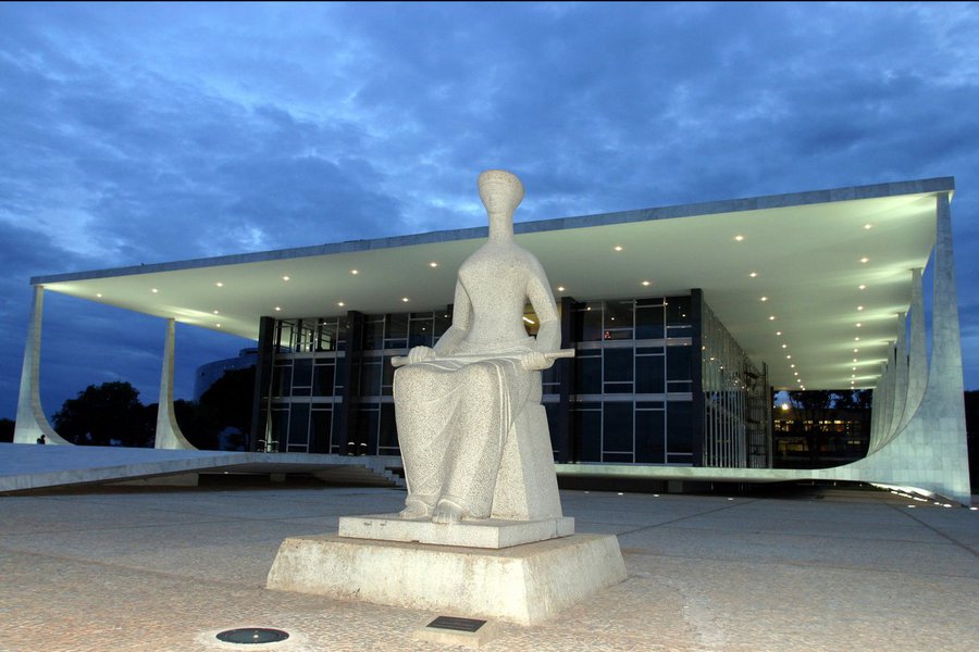 Presidente do STF, ministra Cármen Lúcia adotou rito abreviado em uma ação que questiona valores de emolumentos para serviços notariais e de registro em Tocantins; a medida permite que a corte analise a questão de forma definitiva, sem prévia análise do pedido de liminar, tendo em vista a relevância do tema e sua importância para a ordem social e segurança jurídica/o procurador-geral da República, Rodrigo Janot, pede que o Supremo declare inconstitucionais os valores que excederem R$ 1 mil ou quantia que o STF venha a definir (Foto: Leonardo Lucena) Presidente do STF, ministra Cármen Lúcia adotou rito abreviado em uma ação que questiona valores de emolumentos para serviços notariais e de registro em Tocantins; a medida permite que a corte analise a questão de forma definitiva, sem prévia análise do pedido de liminar, tendo em vista a relevância do tema e sua importância para a ordem social e segurança jurídica/o procurador-geral da República, Rodrigo Janot, pede que o Supremo declare inconstitucionais os valores que excederem R$ 1 mil ou quantia que o STF venha a definir