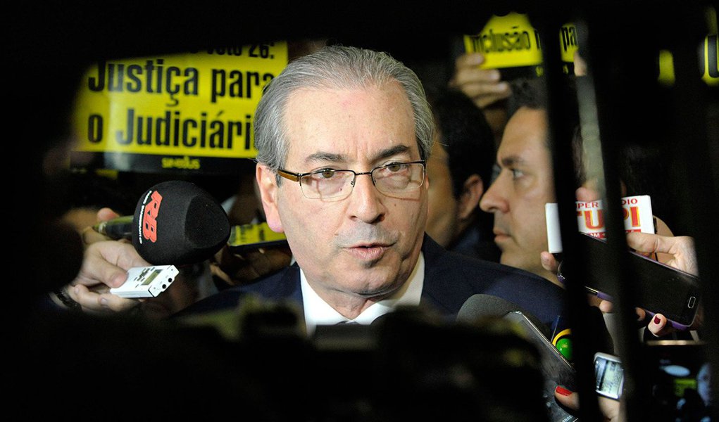 "Se tiver fato, eu comento o fato. Não vou comentar absolutamente nada", disse o presidente da Câmara a jornalistas após participar de almoço em Brasília; reportagem publicada pelo Globo no início da tarde dá conta de que ele deve ser denunciado pelo Ministério Público Federal nesta quarta-feira por seu suposto envolvimento nas irregularidades investigadas pela operação Lava Jato (Foto: Gisele Federicce) "Se tiver fato, eu comento o fato. Não vou comentar absolutamente nada", disse o presidente da Câmara a jornalistas após participar de almoço em Brasília; reportagem publicada pelo Globo no início da tarde dá conta de que ele deve ser denunciado pelo Ministério Público Federal nesta quarta-feira por seu suposto envolvimento nas irregularidades investigadas pela operação Lava Jato