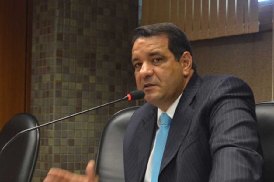 Diante do que classifica como 'pacotaço de maldades', com 18 projetos enviados pelo Executivo à Assembleia Legislativa, como a PEC 148, que altera o regime de concessão de vantagens do funcionalismo, e o PL (projeto de lei) que altera o Estatuto dos Servidores Públicos e dos Policiais Militares, o deputado Alan Sanches, conclama os servidores e sindicatos ligados à categoria para 'tentar conter a pretensão do executivo estadual de causar ainda mais prejuízo ao bolso dos funcionários públicos' (Foto: Romulo Faro) Diante do que classifica como 'pacotaço de maldades', com 18 projetos enviados pelo Executivo à Assembleia Legislativa, como a PEC 148, que altera o regime de concessão de vantagens do funcionalismo, e o PL (projeto de lei) que altera o Estatuto dos Servidores Públicos e dos Policiais Militares, o deputado Alan Sanches, conclama os servidores e sindicatos ligados à categoria para 'tentar conter a pretensão do executivo estadual de causar ainda mais prejuízo ao bolso dos funcionários públicos'