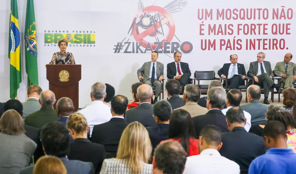 Presidente anunciou nesta quarta-feira 23 a liberação de cerca de R$ 1,2 bilhão para investimento em pesquisas e ações de combate ao mosquito Aedes aegypti, transmissor da dengue, Zika e chikungunya; em cerimônia no Palácio do Planalto, foram anunciados R$ 649 milhões para ações do Plano Nacional de Enfrentamento ao Aedes aegypti e à Microcefalia até 2018 (Foto: Gisele Federicce) Presidente anunciou nesta quarta-feira 23 a liberação de cerca de R$ 1,2 bilhão para investimento em pesquisas e ações de combate ao mosquito Aedes aegypti, transmissor da dengue, Zika e chikungunya; em cerimônia no Palácio do Planalto, foram anunciados R$ 649 milhões para ações do Plano Nacional de Enfrentamento ao Aedes aegypti e à Microcefalia até 2018