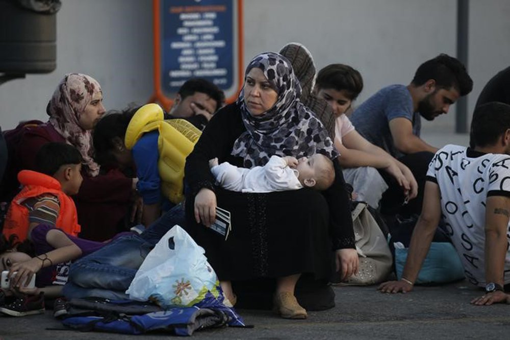 Refugiada síria, com bebê e passaportes, aguarda em porto da ilha grega de Kos. 17/82015 REUTERS/Alkis Konstantinidis (Foto: Paulo Emílio) Refugiada síria, com bebê e passaportes, aguarda em porto da ilha grega de Kos. 17/82015 REUTERS/Alkis Konstantinidis