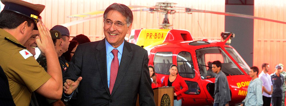 O governador Fernando Pimentel inaugurou a segunda Companhia de Operações Aéreas do Corpo de Bombeiros Militar de Minas Gerais, sediada em Varginha, Sudoeste do estado, e apresentou o helicóptero modelo Esquilo/SAAV (Suporte Aéreo Avançado de Vida) para auxiliar o atendimento aos municípios da região que contam com o Samu; "Esse helicóptero foi uma das demandas que surgiram, aqui no ano passado, quando a gente fez o fórum. A maior demanda era equipar melhor o Samu, que tinha começado justamente em janeiro daquele ano. Esse é o primeiro helicóptero que a gente desloca para fazer o trabalho do Samu junto com os Bombeiros. E eu acho que é de fato uma referência", afirmou (Foto: Leonardo Lucena) O governador Fernando Pimentel inaugurou a segunda Companhia de Operações Aéreas do Corpo de Bombeiros Militar de Minas Gerais, sediada em Varginha, Sudoeste do estado, e apresentou o helicóptero modelo Esquilo/SAAV (Suporte Aéreo Avançado de Vida) para auxiliar o atendimento aos municípios da região que contam com o Samu; "Esse helicóptero foi uma das demandas que surgiram, aqui no ano passado, quando a gente fez o fórum. A maior demanda era equipar melhor o Samu, que tinha começado justamente em janeiro daquele ano. Esse é o primeiro helicóptero que a gente desloca para fazer o trabalho do Samu junto com os Bombeiros. E eu acho que é de fato uma referência", afirmou